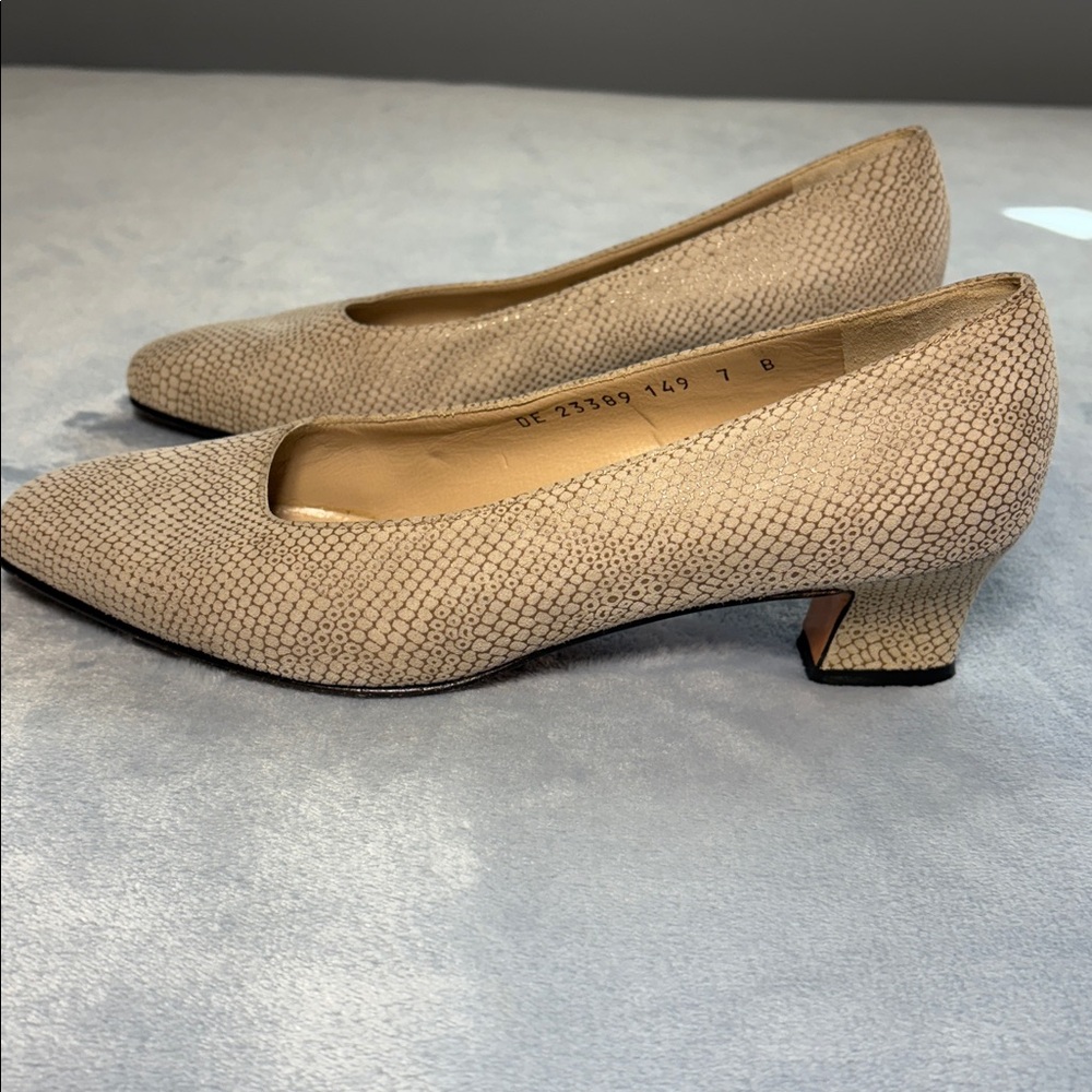 Salvatore Ferragamo Textured Pumps - Picture 8 of 12